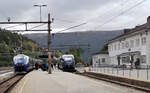 Knotenpunkt Dombas: Die Fahrgäste steigen aus dem Zug von Trondheim nach Oslo (links), steigen um in den Regionalzug nach Andalsnes (rechts) oder verlassen den Bahnhof. Dombas, 28.8.2024