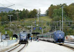 Bahnhof Dombas kurz nach 12 Uhr: der Zug von Oslo nach Trondheim (rechts) ist angekommen, links wartet der Regionalzug nach Andalsnes auf die Abfahrt. Beide Ausfahrsignal zeigen Fahrt, der Fotograf muss sich sputen, er will auch noch nach Andalsnes mitfahren. Dombas, 28.8.2024