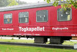 Spezielle Anschrift an einem stationären Reisezugwagen im Bahnhof Andalsnes: Train Chapel Topgkapellet Zugkapelle. Im Innern befindet sich eine kleine Kapelle mit 'Eisenbahnmobiliar'. Andalsnes, 27.8.2024