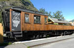 Der originelle Sweet-Wagon im Bahnhof Flam! Dieser besondere Wagen lädt auf spezielle Art und Weise zu einem Besuch ein. Bei einem grossen Teil des Wagens ist das Dach entfernt worden, so dass der Nachtisch und der Kaffee an der frischen Luft genossen werden kann. Flam, 31.8.2024