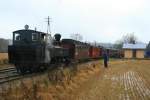 Der Personenzug der UHB steht abfahrtbereit in Fossum und wartet auf den entgegenkommenden Gterzug aus Srumsand; 29.11.2009