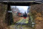 Ein Personenzug gezogen von Lok Nr. 7  Prydz  auf dem Weg von Srumsand nach Fossum; 29.11.2009