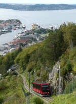 Fahrzeug Nr. 1 der Standseilbahn kurz vor der Bergstation, aufgenommen von der Aussichtsterrasse. Bergen, 2.9.2024