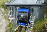 Noch wenige Zentimeter und die blaue Kabine hat die Bergstation der Floibanen erreicht. Bergen, 2.9.2024