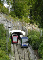 Rot begegnet Blau in der Mitte der Floibanen. Wenn man den richtigen Wanderweg vom Aussichtsberg zurück in die Stadt erwischt, kommt man auf dieser Brücke mit dem idealen Fotostandort vorbei. Bergen, 2.9.2024