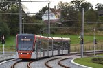 BERGEN (Provinz Hordaland), 10.09.2016, Wagen 213 der bybanen (Stadtbahn) bei der Einfahrt in die Haltestelle Birkelandsskriftet, ab dort fährt er dann als Linie 1 nach Byparken