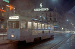 Oslo Oslo Sporveier SL 1 (Høka SM53 219) Majorstuen am 22. Januar 1971. - Während man an diesem Abend in den höher gelegenen Osloer Stadtteilen schönes Schneewetter erleben und genießen konnte, musste man sich in den tiefer gelegenen Teilen der Stadt mit trübem Schneeregen begnügen. - Scan eines Farbnegativs. Film: Kodak Kodacolor X.