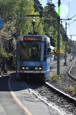 OSLO (Provinz Oslo), 07.09.2016, Wagen 108 als Linie 19 nach Majorstuen bei der Einfahrt in die Haltestelle Ekebergparken