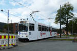 Strassenbahn Nr. 99 der Linie 9 vom Stadtzentrum nach Lian passiert eine Baustelle in der Nähe der Haltestelle Bergsli gate. Trondheim, 25.8.2024