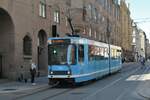 Fahrzeug 110 vom Typ Duewag/ABB Strømmen SL-79/I, als letztes Fahrzeug der ersten Serie bei Duewag in Düsseldorf gebaut, am 23.8.2022 auf der Linie 13 in der Prinsens Gate. Offenbar wurde bei einigen dieser Fahrzeugtypen die Beleuchtung modernisiert, wodurch das charakteristische Vier-Augen-Gesicht weichen musste.