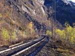 Blick vom Bahnbergang in Richtung Katterat, die Bahn macht im Gegensatz zum Wanderweg einen groen Bogen, um nicht ber das tiefeingeschnittene Hundsdalen zu mssen, hier auch wieder ein Stck ohne Schutzgallerie, das ich rein optisch fr nicht ganz unbedenklich halte, aufgenommen am 10.10.2006