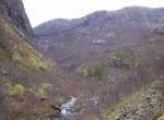 Blick vom Hundsdalen zurck zur Bahnstrecke Ssterbekk - Katterat, nach links zweigt das Norddalen ab. Auf der Talsohle stand frher ein kleines Wasserkraftwerk, das Fundament ist noch da, aber durch Bume verdeckt. Auerdem fhrte 1900, als die Bahn gebaut wurde, eine Materialseilbahn von der Talsohle zur Trasse. Aufgenommen am 11.10.2006 