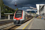 Vy BM 75 572 steht am Abend des 24. August 2019 angekommen aus Myrdal im Bahnhof Voss bereit zur weiterfahrt nach Bergen. Dahinter die neue Voss Gondol.