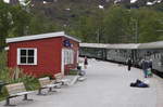 Vatnahalsen: Nur ein einsames Hotel am Haltepunkt und erschöpfte Wanderer kurz vor Myrdal, 14. 6. 2017