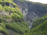 Links der Eingang zum 1342 m langen Nali-Tunnel, der lngste Tunnel der Flambahn, die Strecke fhrt im Berg hinter der Felswand nach rechts bis zur Touristenstation Kjosfoss (Wasserfall), 669 m hoch