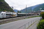 Abfahrtbereite Flamsbana nach Myrdal vor MSC Fantasia am 14.6.2017 in Flam.