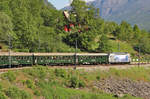 Nachdem unser Zug in Richtung Myrdal weitergefahren ist, kann man sehr gut den noch in Berekvam stehenden Zug 1855 in Richtung Flam sehen, die Zuglok ist El 18 2255, die Schlusslok ist noch