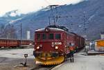 NSB El 11a 2098 im Mai 1988 am Anleger in Flam, hier liegen heute keine Gleise mehr. Auf diesem Bild ist der sehr schmale Stromabnehmer der Lokomotiven gut erkennbar. Die El 11 wurden zwischen 1951 und 1956 von Thune und Norsk Elektrisk & Brown Boweri gebaut, sie basieren auf Entwürfen von SLM (Drehgestelle) und BBC (Elektrik). Die El 11 2098 erhielt wie die El 11 2092 und 2110 für Einsatz auf der Flambahn mit einem Gefälle von 5,5 % Magnetschienenbremsen und eine geänderte Übersetzung, dadurch konnte sie bei einer Geschwindigkeit von 30 km/h die beste Leistung erbringen.