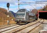 Am 04.10.2019 verlässt ein Zug der Flåmbahn den Bahnhof Myrdal. Die Züge werden als Sandwich mit E-Loks der Reihe EL 18 gefahren. Aufnahmestandort ist das Ende des Inselbahnsteiges.