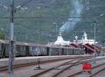 Zug 17 2228 / 17 2231 am 14.06.2006 in Flam, das erste Kreuzfahrschiff, die MS Arielle, ist bereits eingetroffen und spuckt seine Passagiere aus, das zweite ist im Anmarsch.