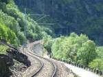 Streckenabschnitt von der Haltestelle Blomheller bis zum 1030 m langen Blomheller-Tunnel, von hier an hatte die Strecke meistens eine Steigung von 5,5 Prozent, das gelbe Neigungsschild zeigt es an.