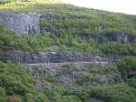 Streckenabschnitt zwischen dem Blomheller-Tunnel 1030 m lang und dem Nali-Tunnel 1342 m lang, etwas weiter links liegt die Bedarfshaltestelle Kardal, 556 m hoch, km 13,9 von Flam.