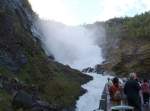 Touristenstation Kjosfoss (Wasserfall), 669 m hoch, am 14.06.2006, ich habe ein Photo vom August 1993, da fhrt der Wasserfall wesentlich weniger Wasser, jetzt ist dort noch Schneeschmelze in den