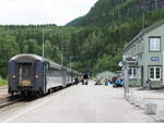 Abfahrbereit steht ein Zug auf der Nordlandsbanen nach Bodø im Bahnhof Grong. 
Gezogen wurde der klassische Lok-Wagen-Zug von der Lok DI 4 652.

Grong, der 24.07.2023