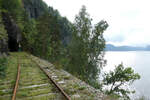 Imposanter Streckenabschnitt auf der Schienenvelofahrt von Bakkekleivi nach Flekkefjord dem Lundevatnet-See entlang.