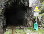 Nun wird es ernst: wir fahren in 1174m langen, dunklen Regeviktunnel ein! Das Foto wurde vom Schienenvelo aus aufgenommen.