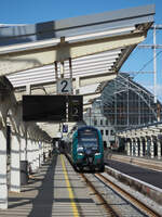 Abfahrbereit ist ein Flirt auf der Linie R40 nach Myrdal im Bahnhof Bergen. 
Es handelte sich dabei um Zug 75165.

Bergen, der 29.07.2023