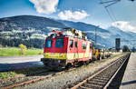 X 521 002-6 steht mit einem Arbeitswagen, abgestellt, im Bahnhof Greifenburg-Weißensee.