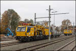 Der Fahrleitungsbau schreitet stätig voran auf der Steirischen Westbahn . Am trüben Nationalfeiertag 2024 ( 26.10.2024 ) macht sich dieser MTW 100 auf den Weg zur nächsten Arbeit .  