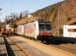 Am 16.Mrz 2012 zog 186-281 mit einer Schwesterlok einen Gterzug durch Steinach in Tirol in Richtung Brenner.