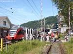 Die Schranken des Bahnbergangs am Haltepunkt Bregenz Hafen knnen fr jedes Gleis einzeln geschlossen werden. (Blick nach Osten am 8.6.13)
