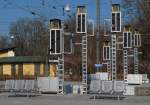- Verdreht (||) - Da stehen sie schon, die neuen, aber noch nicht in Betrieb befindlichen Signale (Bahnhof Bregenz, 07.03.2014).
