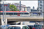 Einen Blick auf das Wahrzeichen der Landeshauptstadt Graz erhascht man in der Köflachergasse. Davor verlässt ein GTW 2/8 Graz Hauptbahnhof in Richtung Süden . 6. Juli 2024 