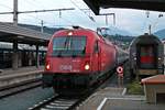 Einfahrt am Abend des 02.07.2018 von 1216 021 (E 190 021) mit dem EC82 (Bologna - Innsbruck Hbf) in den Endbahnhof. Aufgrund einer Baustelle bei Rosenheim, endete der Zug bereits in Innsbruck. Als Ersatz für den Ausfall der Fahrt nach München, wurde dem NJ 420 zwei Wagen bis zum Münchener Hauptbahnhof mitgeführt.