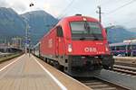 Vor der Kulisse der Tiroler Alpen stand am Abend des 03.07.2018 die 1216 009 (E 190 009) mit dem REX 1829 (Innsbruck Hbf - Bozen) auf Gleis 41 im Startbahnhof und wartete auf die Abfahrt in Richtung Brenner.