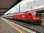 1216 024 wartet an einem trüben Morgen mit dem EC 288 auf die Ausfahrt nach München Hbf.