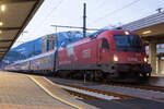 1216 015-8 steht Abfahrtbereit morgens in Innsbruck mit ihrem EuroCity nach München.