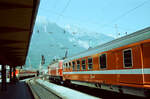 Ein österreichischer Zug mit einer Ellok der ÖBB-Baureihe 1044 auf einem Gleis des Hauptbahnhofs Innsbruck (Sommer 1983)