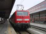 E-Lok 111 046-9 diente am 08.03.08 als Schublok fr den Zug nach Mnchen und wartet geduldig im Hauptbahnhof von Innsbruck auf die nchste Abfahrt.