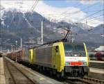Die beiden Dispolok Maschinen 189 927 & 915 ziehen einen Containerzug ber den Brenner.
Innsbruck 14.03.2010