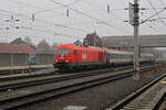 ÖBB 2016 053 steht am Morgen des 30.12.2022 mit drei Eurofima-Wagen in Klagenfurt Hbf.