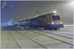 Bei dichtem Schneefall und einer leichten Versptung von 1 1/2 Stunden, fhrt 1216 210  Kapsch  mit dem EC 173  Vindobona  (Hamburg Altona - Villach) aus dem Bahnhof Knittelfeld aus.
16.1.2012