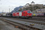 DB Vectron 193 342  Unlock Teh Dock / DB Westports Express  und MRCE-Mercitalia Rail 193 704 fahren mit einem langen Zug des kombinierten Ladungsverkehrs aus Kufstein ab zum Brenner und weiter nach