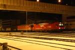 1216 017-4 mit Italienlogo und 1144 223-5 stehen am 30.11.2010 im Bahnhof Kufstein.