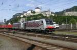 186 281-2 und 186 285-3 ``Rote Zebras`` sind am 29.5.2011 mit einem Stahlzug nach Italien unterwegs. Hier bei der Ausfahrt in Kufstein.