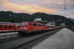 Sonnenuntergang am 7.7.2012 in Kufstein, whrend 111 018-8 mit RB Kufstein-Mnchen auf Ihren Einsatz am Montag Frh warten muss.